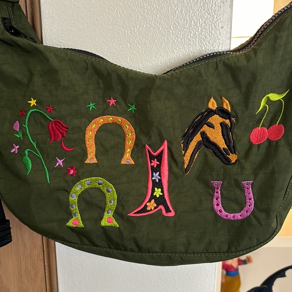 NWOT BAGGU X Jessica Williams Embroidered Medium Crescent Bag - Picture 2 of 6